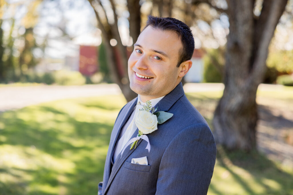 Portrait of the groom with his boutonniere