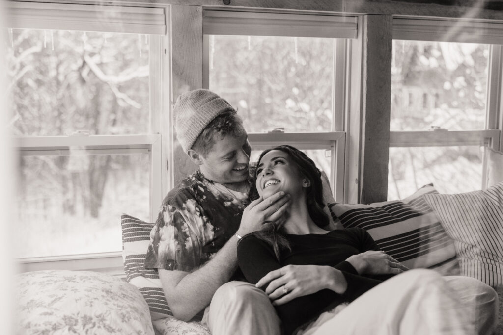 Candid couples session, couple cuddling in black and white, cozy session in a cabin