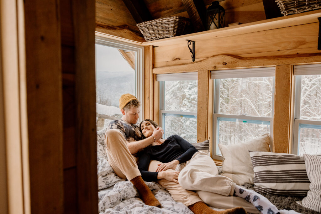 Candid couples session, couple cuddling in black and white, cozy session in a cabin