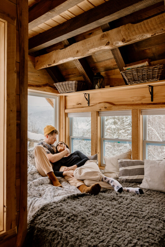 Candid couples session, couple cuddling in black and white, cozy session in a cabin