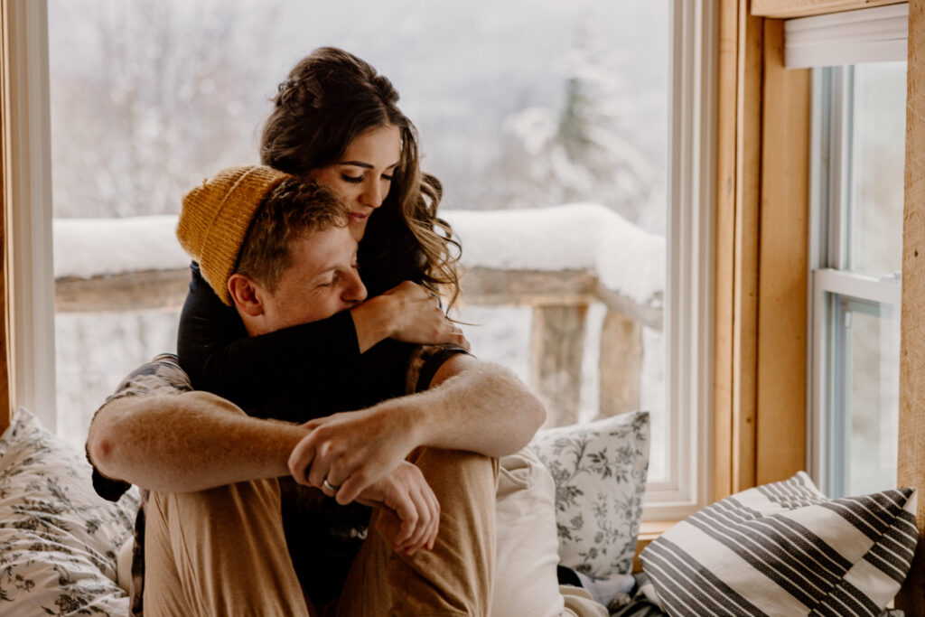 Candid couples session, couple cuddling in black and white, cozy session in a cabin