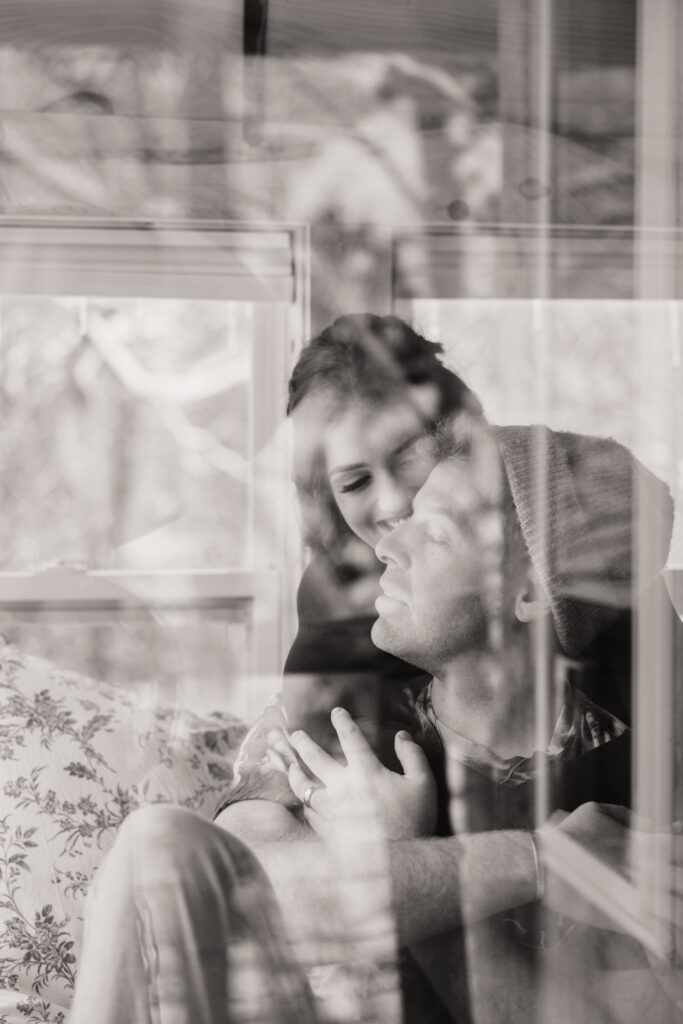 Candid couples session, couple cuddling in black and white, cozy session in a cabin