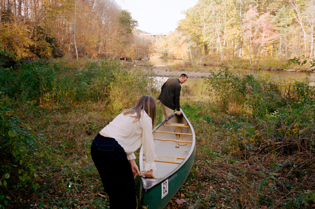 couple going canoeing during the fall 