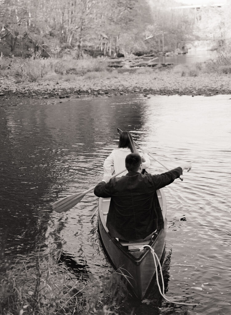 couple going canoeing during the fall 