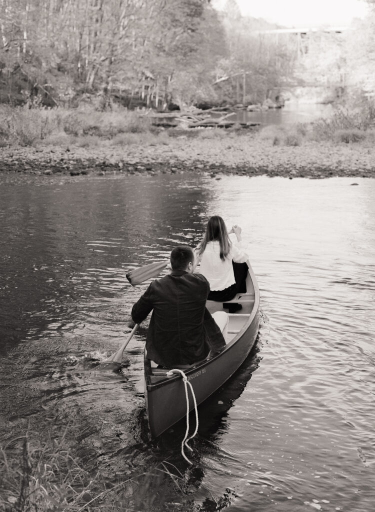 couple going canoeing during the fall 